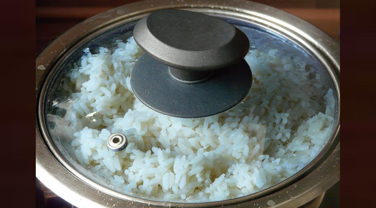Как готовить рис в кастрюле на воде. Как варить пропаренный рис рассыпчатым в кастрюле. Суши фото. Суши с салатом фото 1440x800px.