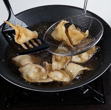 Teknik menggoreng dengan minyak banyak disebut